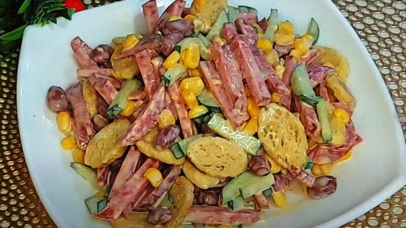 Салат з ковбасою, огірками, кукурудзою та квасолею