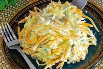 Салат з морквою, огірком та сиром
