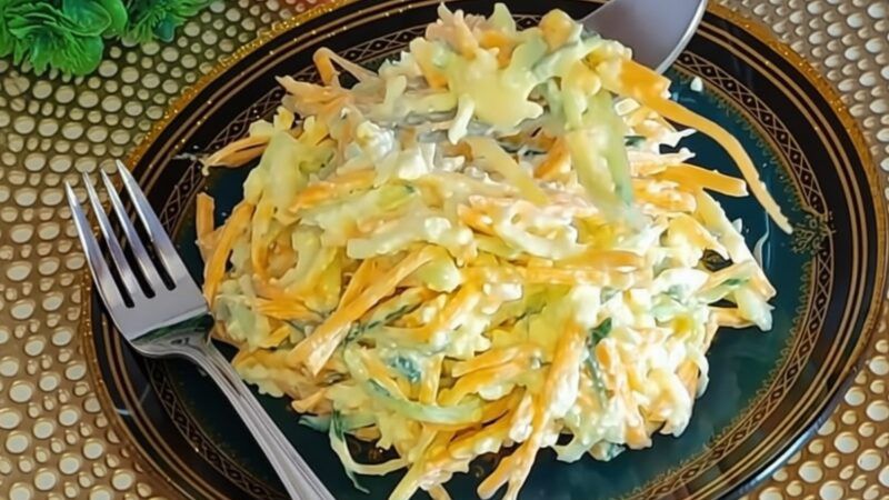Салат з морквою, огірком та сиром