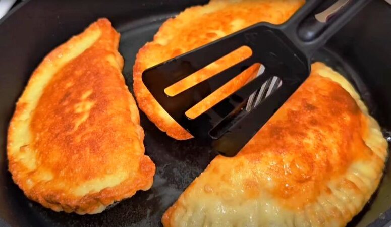 Яблучні чебуреки
