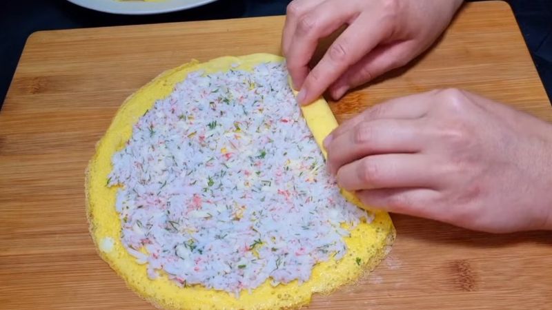 Виглядає ефектно. Шикарна закуска з крабових паличок на святковий стіл
