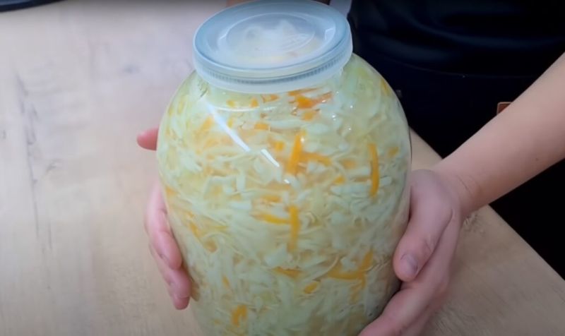Маринована капуста в банці