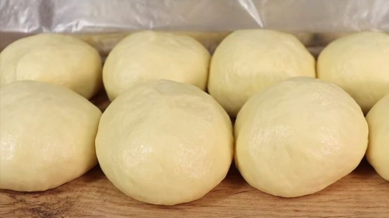 Пухкі булочки з начинкою. Що додаю в тісто, щоб вони були ніжними і м'якими