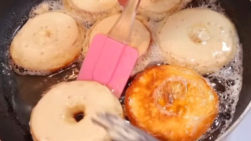 Яблука у солодкому клярі. Простий та швидкий рецепт випічки