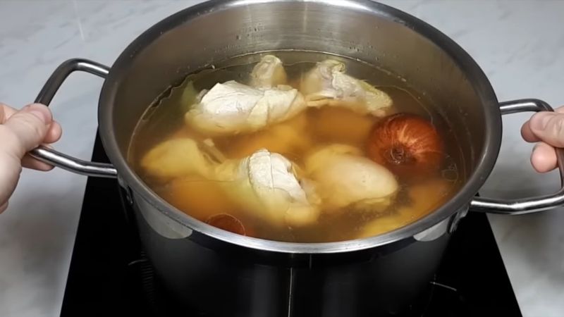 Рецепт курячого заливного, яке підкорить гостей