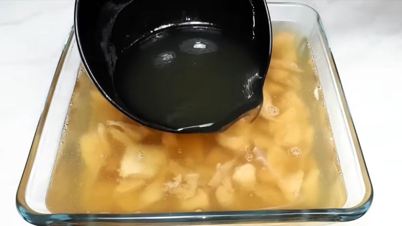 Рецепт курячого заливного, яке підкорить гостей
