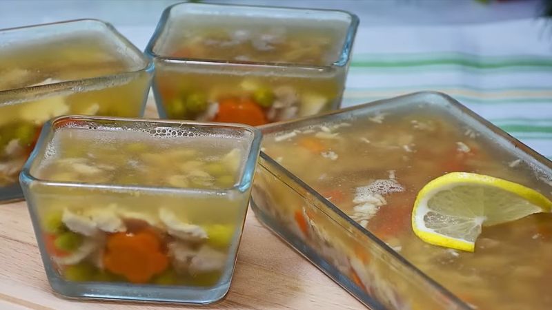 Рецепт курячого заливного, яке підкорить гостей