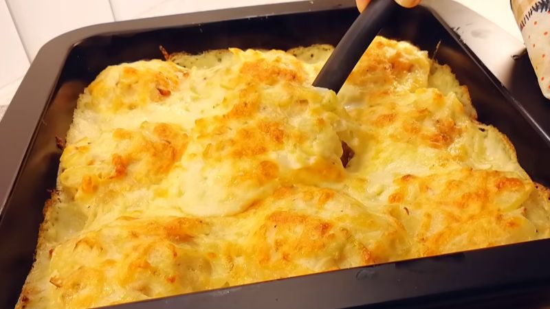 Курячі котлети з соусом бешамель та сиром