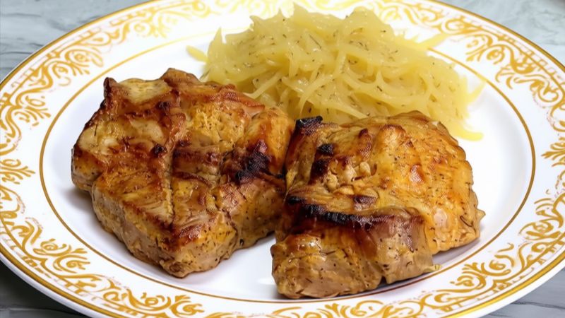 Приготуємо разом запечену свинячу шию з капустою та цибулею