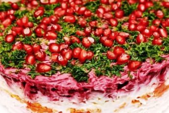 Приготування салату Губернаторський з буряком, куркою та сиром