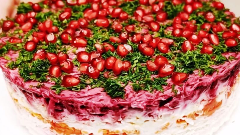 Приготування салату Губернаторський з буряком, куркою та сиром