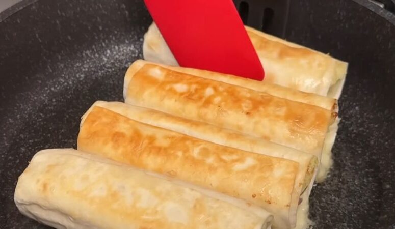 Пиріжки з картоплею та сосискою у лаваші