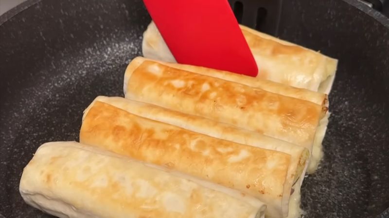 Пиріжки з картоплею та сосискою у лаваші