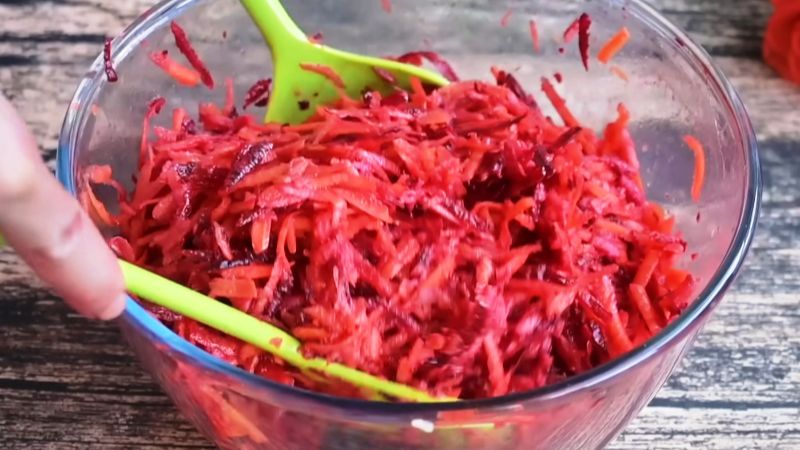 Салат із яблуком, буряком та морквою