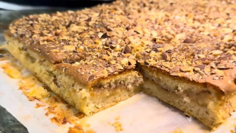 Солодкий яблучний пиріг з горіхами