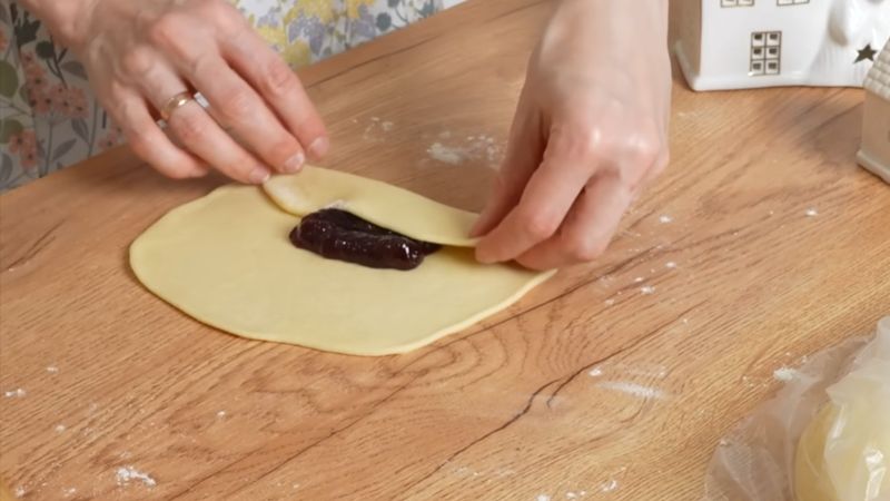Щоразу це буде новий смак. Булочки з джемом – м'які, як пух