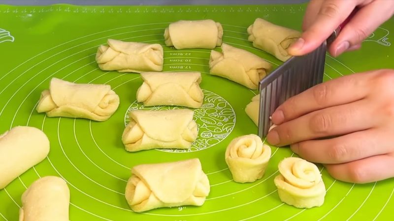 "Розочки" з сирного тіста! Легкий рецепт ароматного печива до чаю