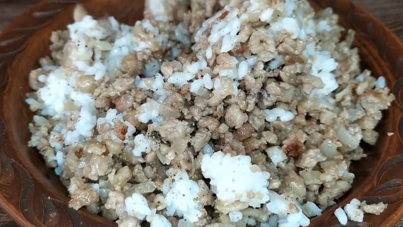 Дуже смачні пиріжки з м'ясом і рисом. Дріжджові в духовці