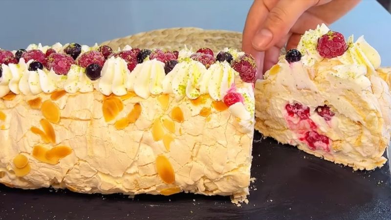 Домашній меренговий рулет