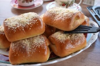 Дріжджові булочки з джемом