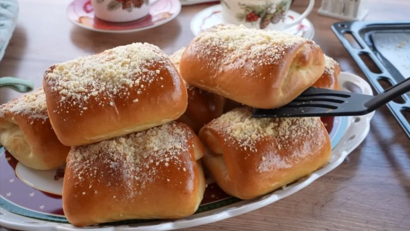 Дріжджові булочки з джемом