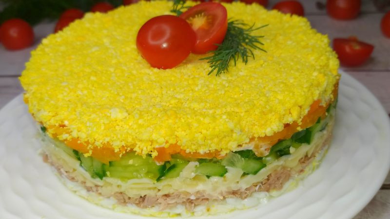 Салат на святковий стіл із консервованим тунцем