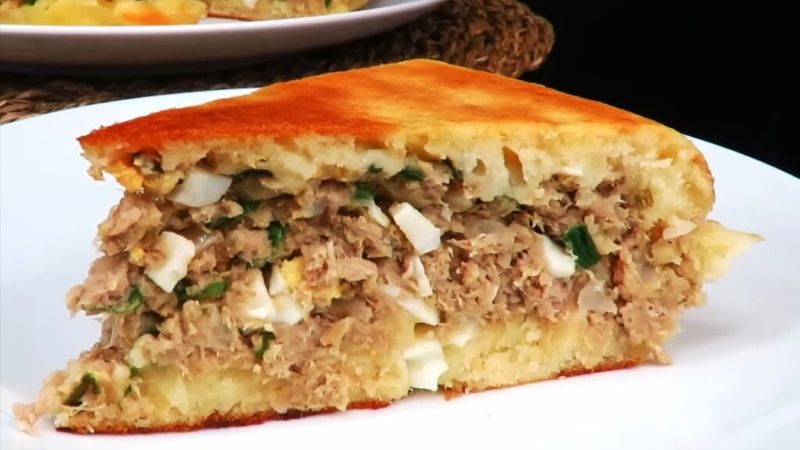 Пиріг на сковороді із соковитою м'ясною начинкою. Готуємо без духовки