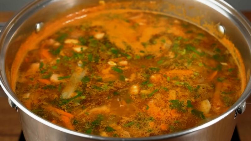 Картопля, капуста та ароматна грудинка – готуємо швидкий та ситний суп на кожен день