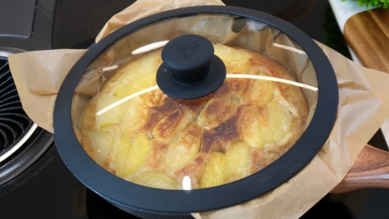 Яблучний пиріг на сковороді: класичний рецепт
