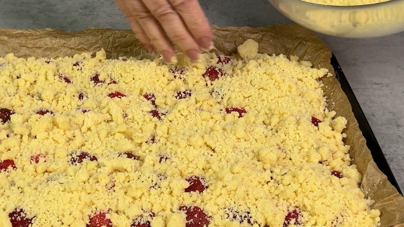 Печіть хоч кожен день, поки є заморожені ягоди. Все змішали і в духовку
