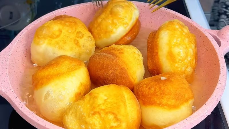 Повітряні пампушки на кефірі. Простий рецепт без дріжджів