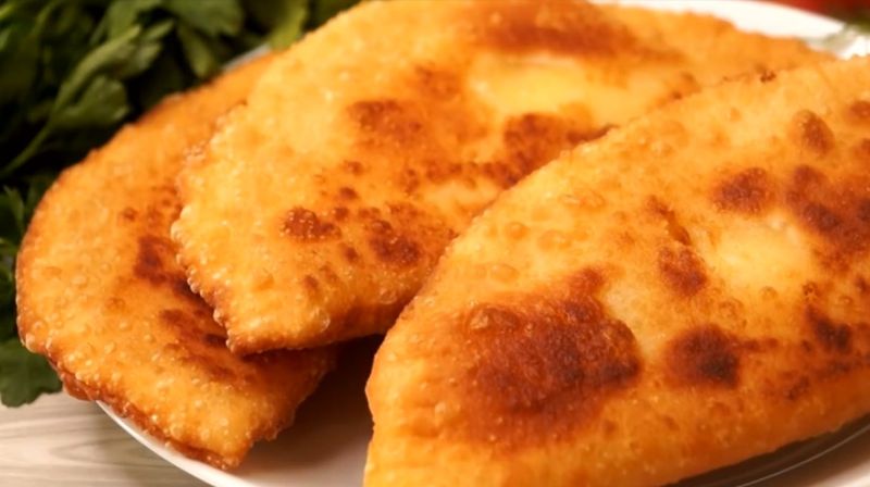 Чебуреки з сиром та цибулею