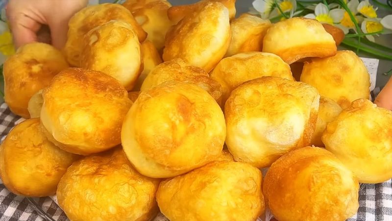 Повітряні пампушки на кефірі. Простий рецепт без дріжджів
