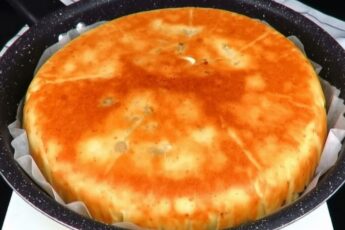М'ясний пиріг на сковороді
