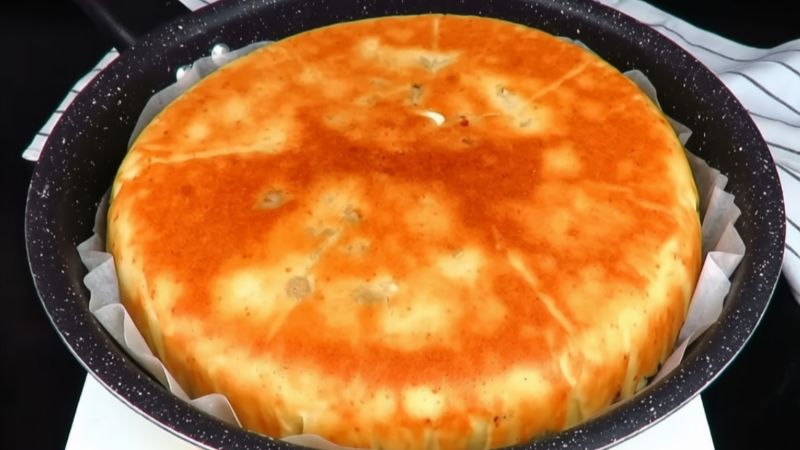 М'ясний пиріг на сковороді