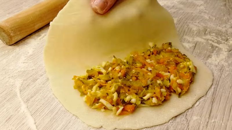 Беру звичайні продукти і готую коржі з начинкою