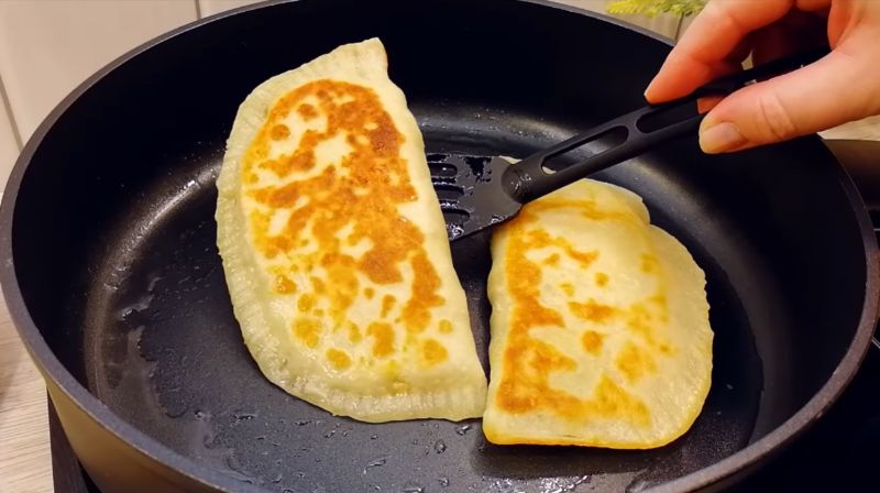 Беру звичайні продукти і готую коржі з начинкою