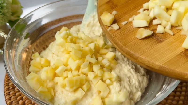Нарізала яблука, змішала і посмажила. Домашні яблучні оладки
