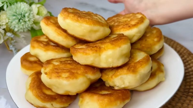 Нарізала яблука, змішала і посмажила. Домашні яблучні оладки
