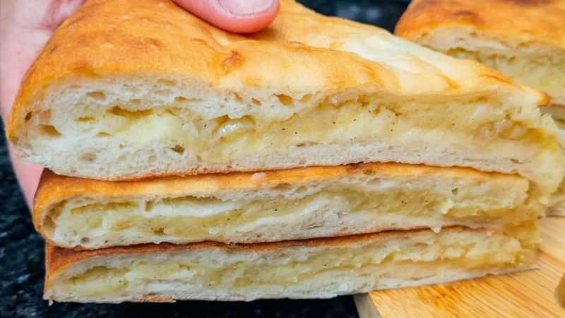 Виливаю відвар у борошно та готую ситні пироги