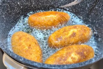 Курячі котлети з грибами та сиром