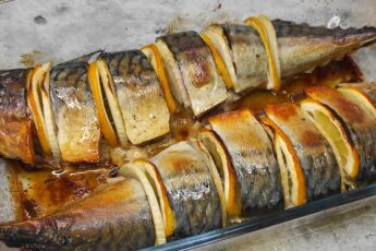 Запечена скумбрія з лимоном та цибулею