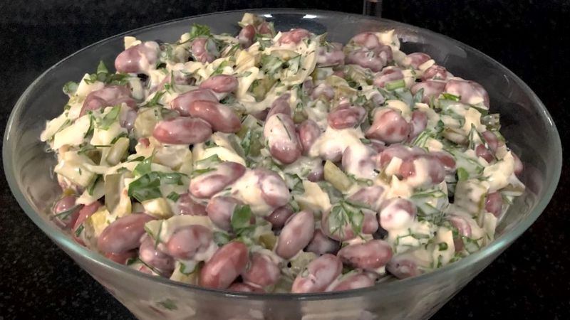 Салат із квасолею, сиром і маринованими огірками