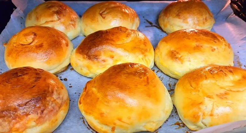 Пишні сирні булочки: простий рецепт домашньої випічки