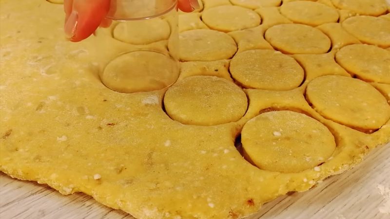 Всього 200 г сиру і трохи борошна: рецепт цілої гори пишних булочок