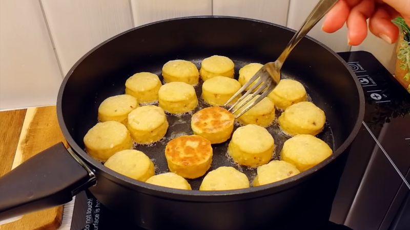 Всього 200 г сиру і трохи борошна: рецепт цілої гори пишних булочок