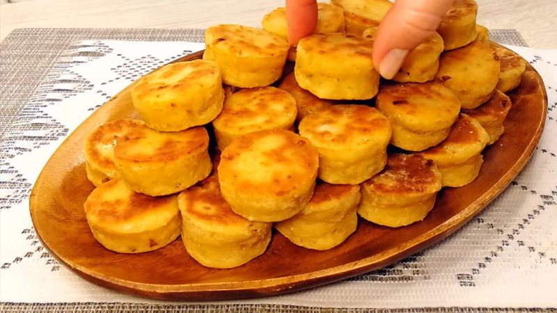 Всього 200 г сиру і трохи борошна: рецепт цілої гори пишних булочок