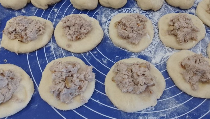 Пиріжки з дріжджового тіста на сметані, з м'ясною начинкою, смажені на сковороді