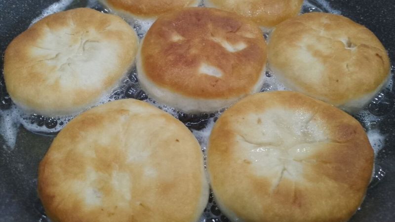 Пиріжки з дріжджового тіста на сметані, з м'ясною начинкою, смажені на сковороді