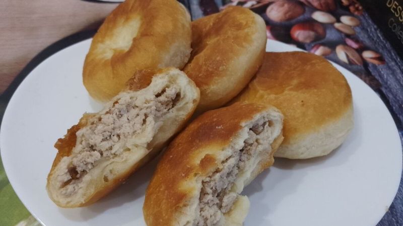 Пиріжки з дріжджового тіста на сметані, з м'ясною начинкою, смажені на сковороді